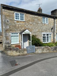 Three Bedroom Countryside Cottage - Darley - 0