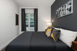 Modern Condo with King Bed, Balcony and Parking near SkyTrain for 4 - Burnaby - 9
