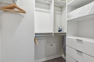 Modern Condo with King Bed, Balcony and Parking near SkyTrain for 4 - Burnaby - 8
