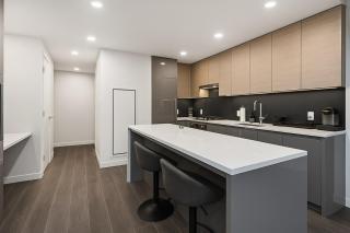 Modern Condo with King Bed, Balcony and Parking near SkyTrain for 4 - Burnaby - 7