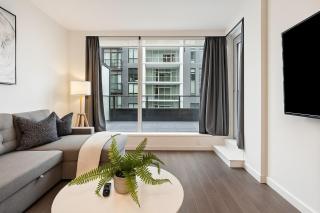 Modern Condo with King Bed, Balcony and Parking near SkyTrain for 4 - Burnaby - 6