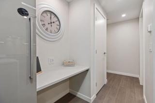 Modern Condo with King Bed, Balcony and Parking near SkyTrain for 4 - Burnaby - 5