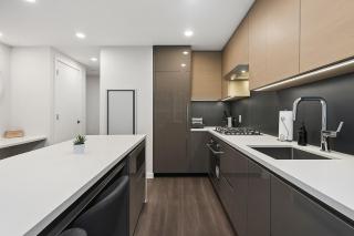 Modern Condo with King Bed, Balcony and Parking near SkyTrain for 4 - Burnaby - 4