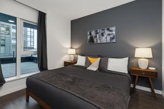 Modern Condo with King Bed, Balcony and Parking near SkyTrain for 4 - Burnaby - 3