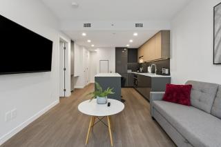 Modern Condo with King Bed, Balcony and Parking near SkyTrain for 4 - Burnaby - 2