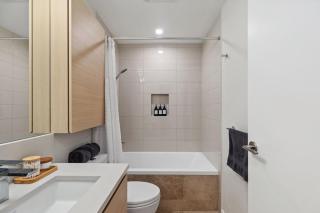 Modern Condo with King Bed, Balcony and Parking near SkyTrain for 4 - Burnaby - 1
