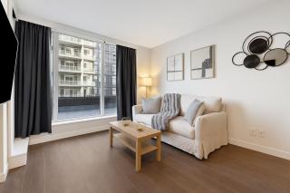 Modern Condo with AC, Balcony and Laundry near SkyTrain for 4 - Burnaby - 3