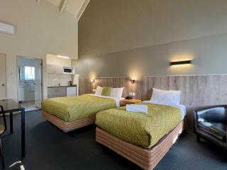 Airport Manor Inn - 2