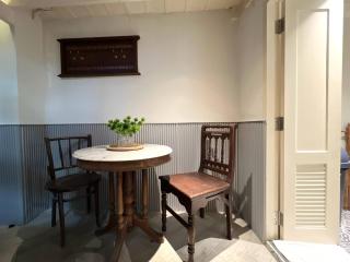 Non Inn The Post and Barber 3 Bedroom Riverside Shophouse with King and Twin Rooms - 4