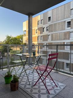 Côté Parc - appt entier neuf et cosy, parking & au pied du métro à Lyon - 7