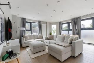 Luxury 2BR Apt with Terrace & Parking, Close to London Bridge - Perfect for Long Stays - 2