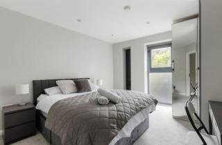 Luxury 2BR Apt with Terrace & Parking, Close to London Bridge - Perfect for Long Stays - 6
