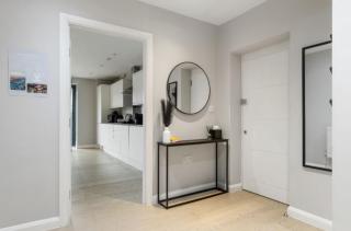 Luxury 2BR Apt with Terrace & Parking, Close to London Bridge - Perfect for Long Stays - 9