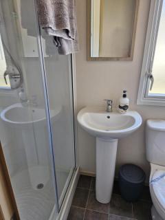Superb 8 Berth Caravan With Decking At Kessingland Beach Ref 90018Bv - Benacre - 3