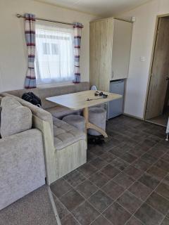 Superb 8 Berth Caravan With Decking At Kessingland Beach Ref 90018Bv - Benacre - 2