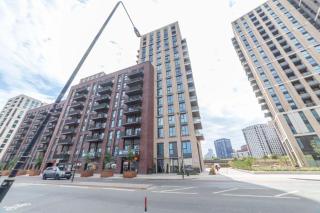 Stylish Two Bedroom Flat with Balcony Views in Canning Town - Londra - 0