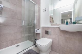 Stylish Two Bedroom Flat with Balcony Views in Canning Town - 1