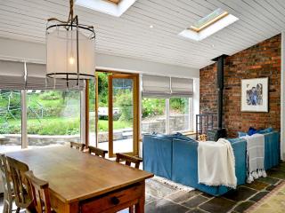 Pass the Keys 4-Bedroom Retreat in Radyr wLush Gardens Parking - Cardiff - 8