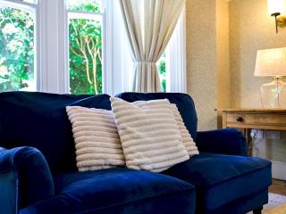 Pass the Keys 4-Bedroom Retreat in Radyr wLush Gardens Parking - Cardiff - 1