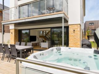 Pass the Keys Minety Lake lodge hot tub games room - Somerford Keynes - 6
