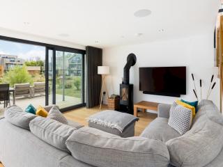Pass the Keys Minety Lake lodge hot tub games room - Somerford Keynes - 4
