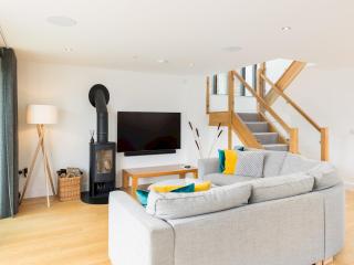 Pass the Keys Minety Lake lodge hot tub games room - Somerford Keynes - 3