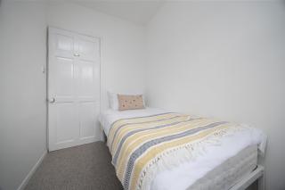 Warm and Inviting 3-bed Home in Lincoln by Renzo, Close to Hospital, Sleeps 5! - Lincoln - 3
