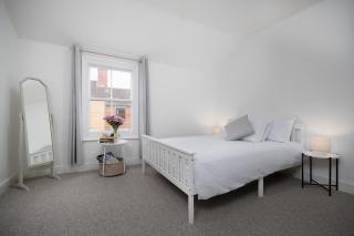 Warm and Inviting 3-bed Home in Lincoln by Renzo, Close to Hospital, Sleeps 5! - Lincoln - 6