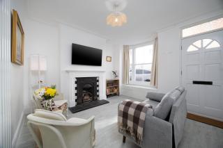 Warm and Inviting 3-bed Home in Lincoln by Renzo, Close to Hospital, Sleeps 5! - Lincoln - 0