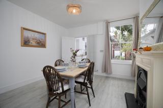 Warm and Inviting 3-bed Home in Lincoln by Renzo, Close to Hospital, Sleeps 5! - Lincoln - 1