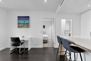 Stylish 2BR with Story Bridge & Fireworks Views - 1