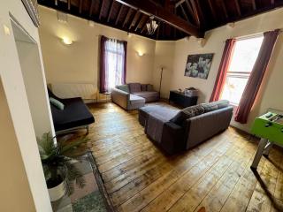 Spacious 2-Bed Apartment - Bristol - 3