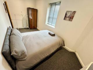 Spacious 2-Bed Apartment - Bristol - 2