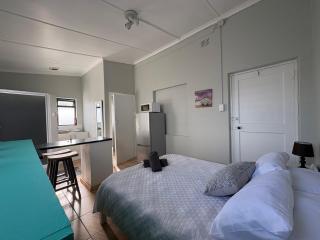 Cozy All-In-One Beach Getaway - Struisbaai - 3