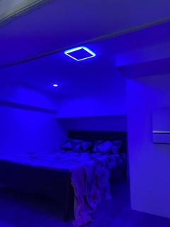 Golden Loft with Mood Lighting,Stylish Staycation Loft Fast Wi-Fi, Soft Couch - Manila - 2