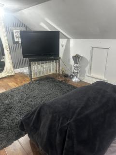1 Double Bedroom Luxury Space with Living Room, Bathroom and Kitchen - 1
