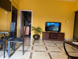 Deluxe Kingsize Bedroom In Tema - 2