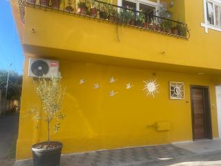 Cozy centrally located room for up to three or four guests family rooms 10 min walk from city center - Tirana - 7