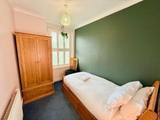 Boho-Chic Cottage Retreat - Bristol - 4