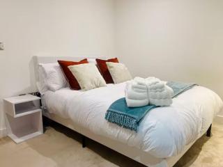 Stunning O2 Skyline Views Walk to ExCeL & WiFi - London - 2