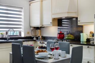 2bed House - Heathrow 12 mins - King Size Beds - Prv-Parking x2 - 9