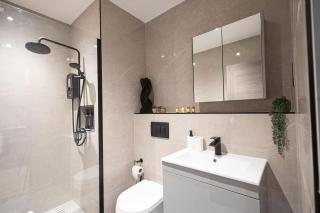 Luxury 2 Bed 2 Bath Sleeps 6 - High Spec Finish - Finchley - 1