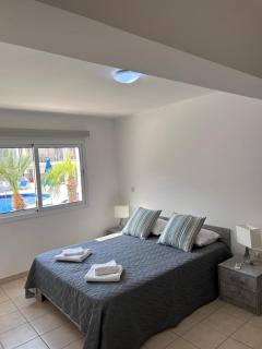 Beautiful 2 Bed Ground Floor Apartment With Pool - 4