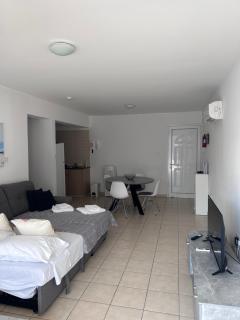 Beautiful 2 Bed Ground Floor Apartment With Pool - 6