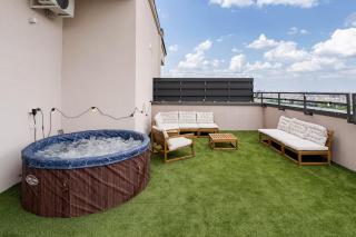 Downtown Skyline Penthouse w Parkview&Jacuzzi - 0