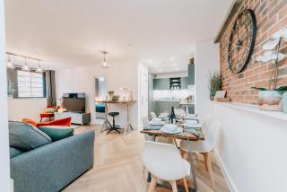 Industrial Style 2 Bedroom City Centre Apartment - 6