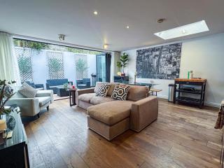 Fabulous 3 Bedroom x3 En-Suites Flat in Tooting - 0