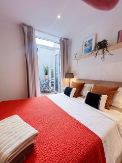 Fabulous 3 Bedroom x3 En-Suites Flat in Tooting - 2