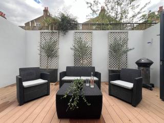 Fabulous 3 Bedroom x3 En-Suites Flat in Tooting - 1