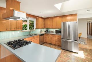 Mid century modern air conditioned retreat with expansive garden - 1